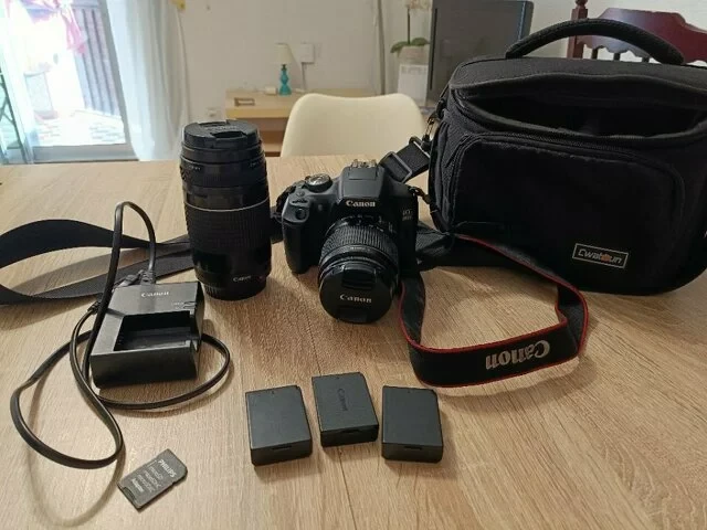 Kit completo de cámara Canon EOS 2000D con accesorios.